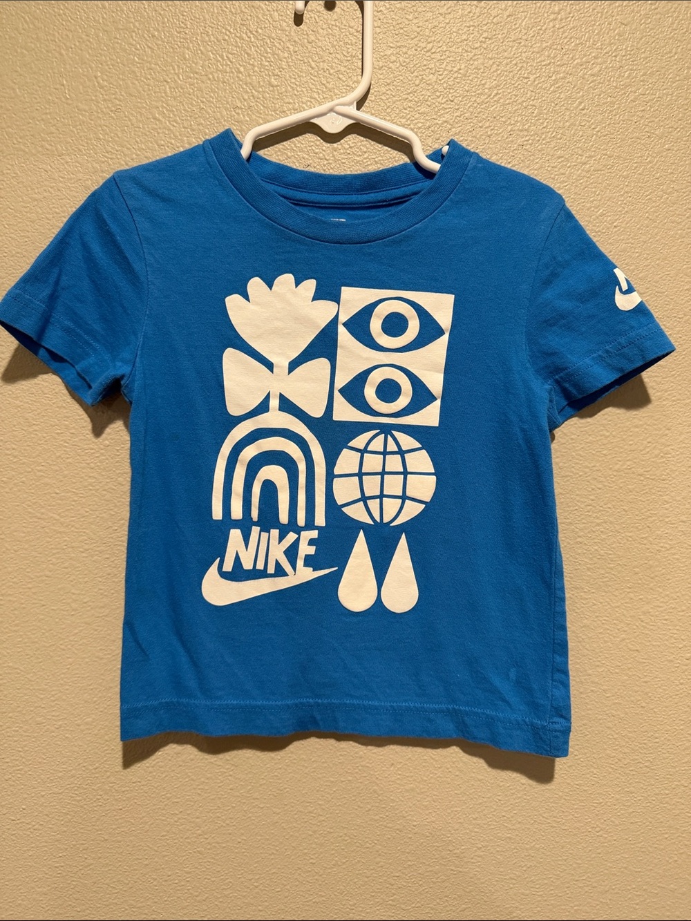 The Nike Tee with White Graphic Size: 3T